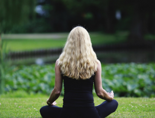 chica meditar parque