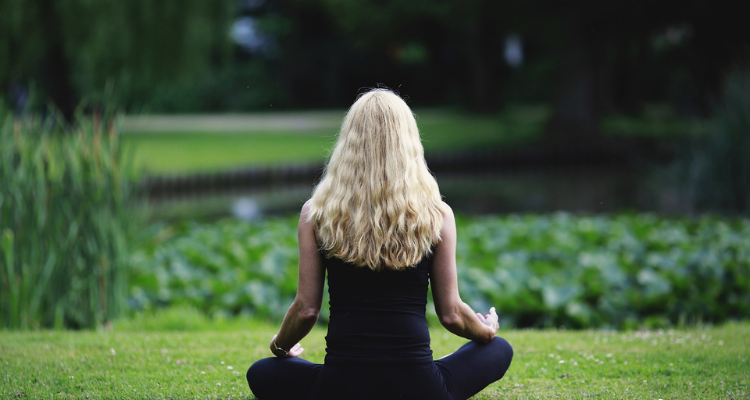 chica meditar parque