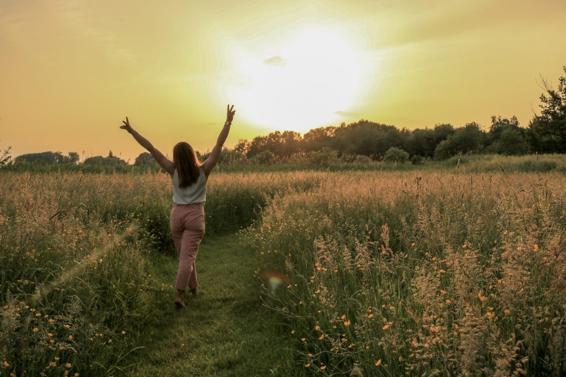 Chica feliz atardecer naturaleza