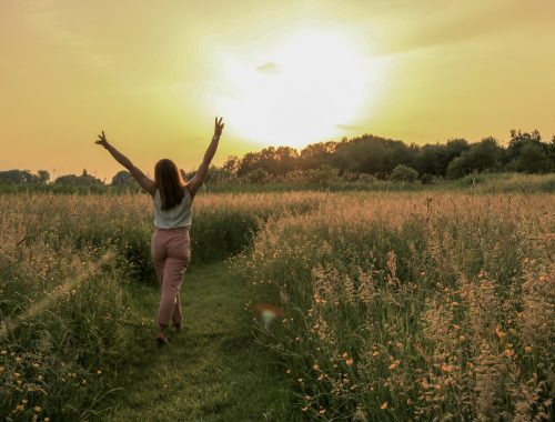 Chica feliz atardecer naturaleza