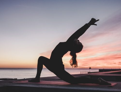 Chica haciendo yoga al atardecer