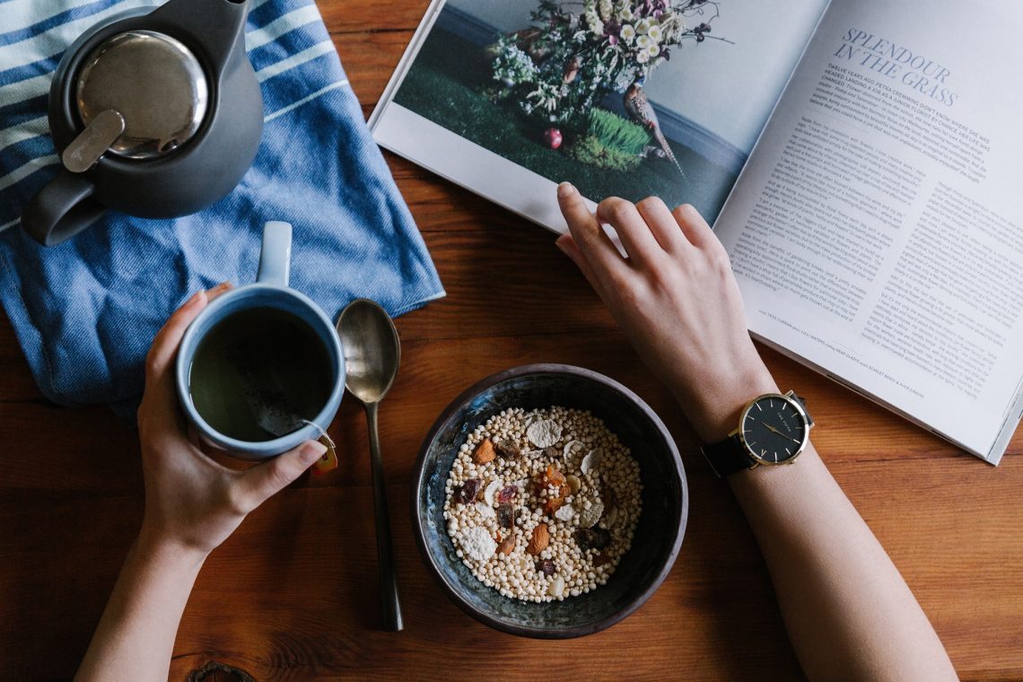 Desayuno saludable con granola, té y un buen libro