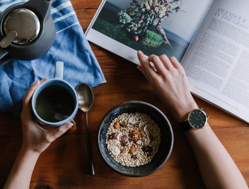 Desayuno saludable con granola, té y un buen libro