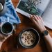 Desayuno saludable con granola, té y un buen libro